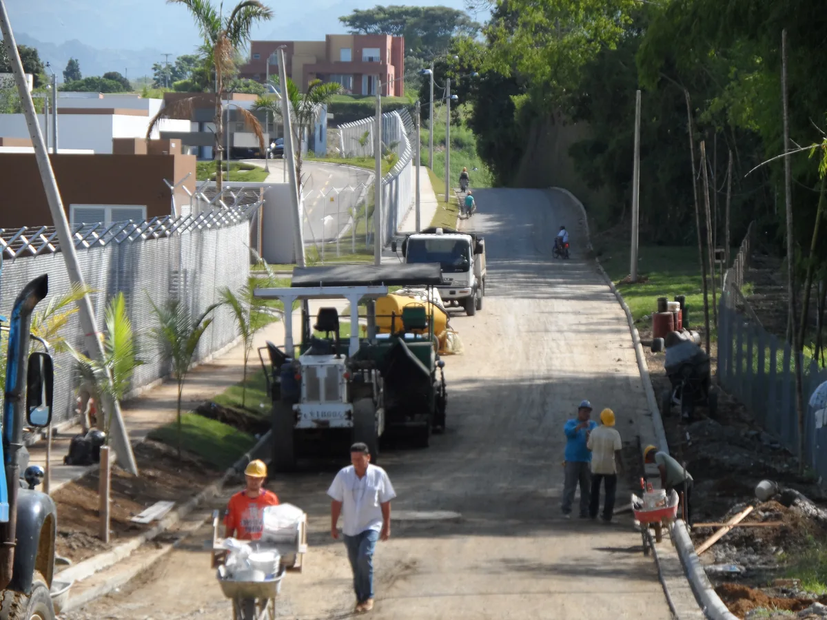 Pavimentación con mezcla asfáltica de Construcciones El Cairo