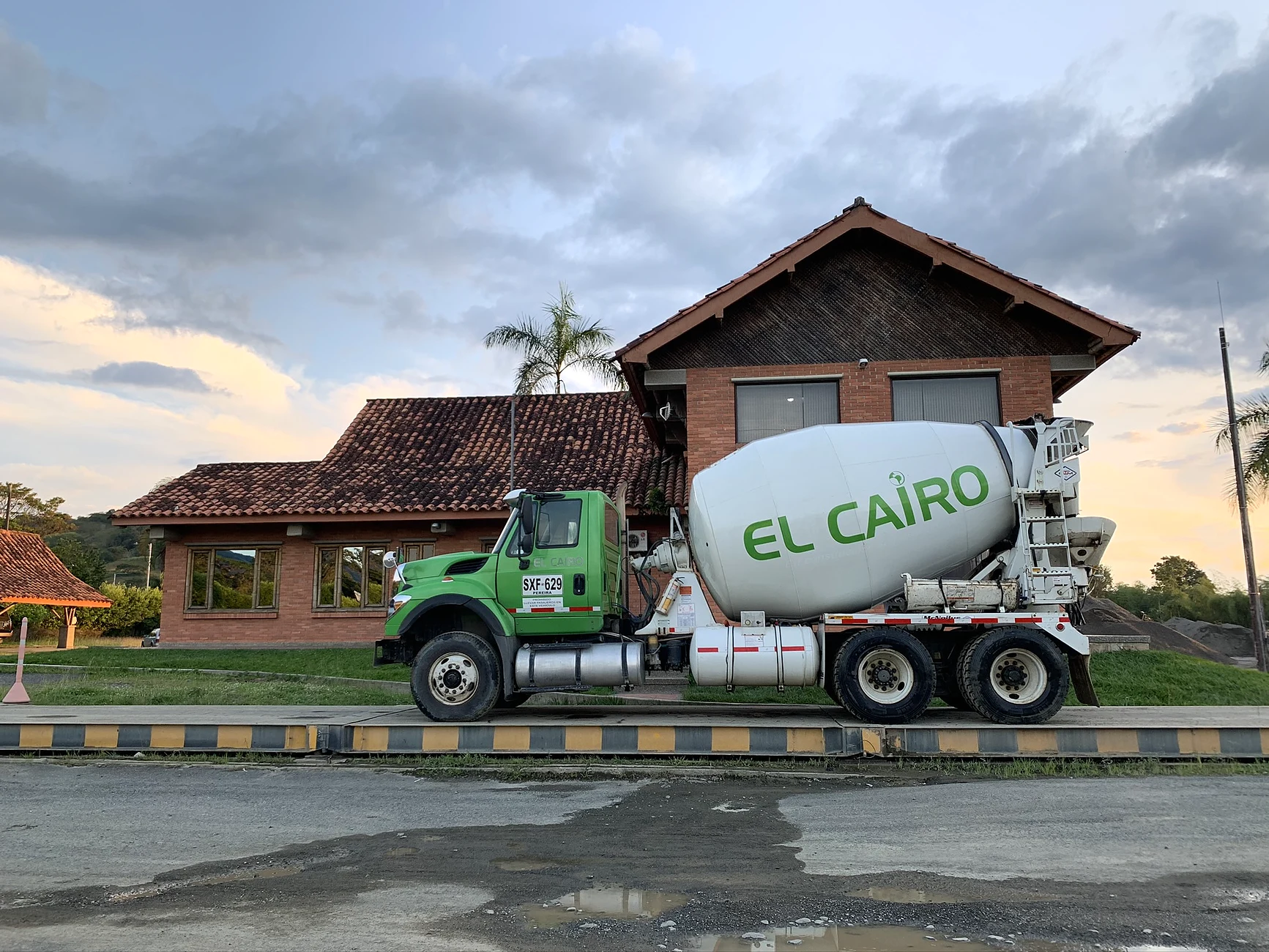 Mixer de Construcciones El Cairo suministrando concreto